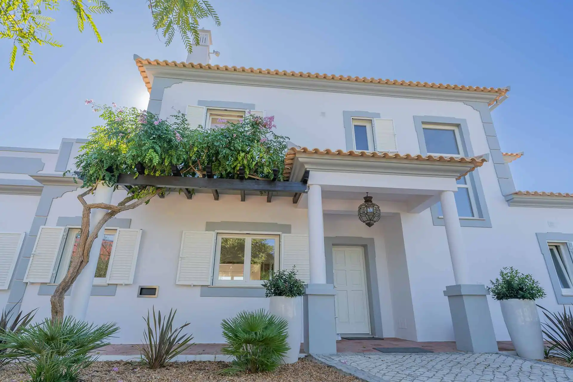 Porte d’entrée, fenêtres et portes-fenêtres en pin du Nord avec traitement Accoya pour cette maison dans le sud du Portugal.