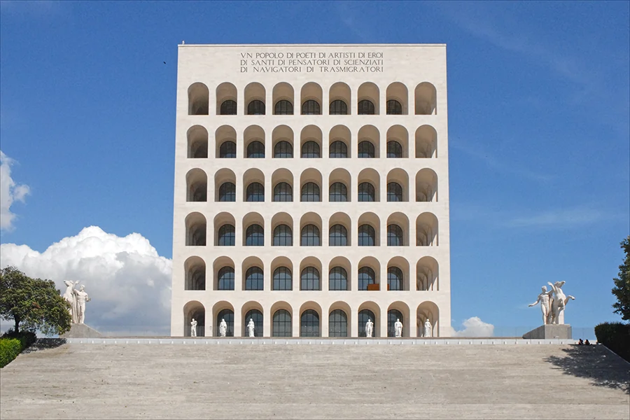 Patrimoine architectural : les fenêtres en arc du Colosseo Quadrato à Rome