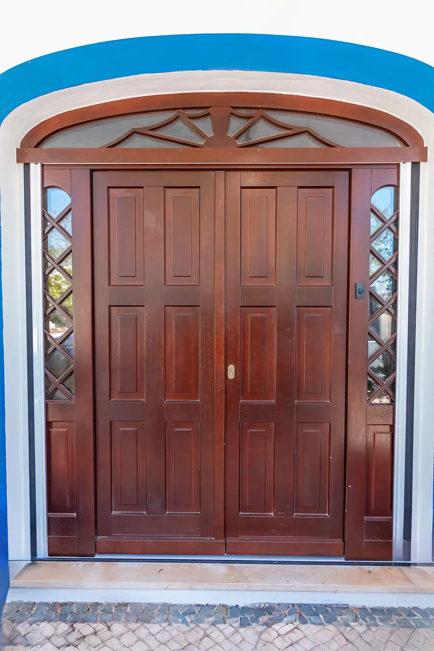 Porte d’entrée en bois méranti, 100% personnalisée